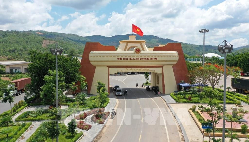 Cửa khẩu Lao Bảo thuộc huyện Hướng Hóa (Quảng Trị) là cửa khẩu biên giới tiêu biểu, kiểu mẫu trên tuyến biên giới Việt – Lào. Ảnh: Hồ Cầu - TTXVN