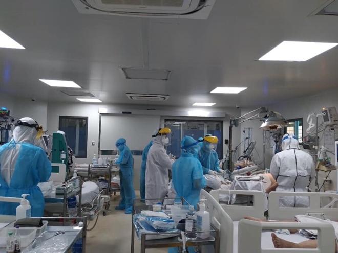 Các BS Bệnh viện Bệnh Nhiệt đới TP Hồ Chí Minh đang nỗ lực chữa trị cho bệnh nhân COVID-19. (Nguồn: CAND)