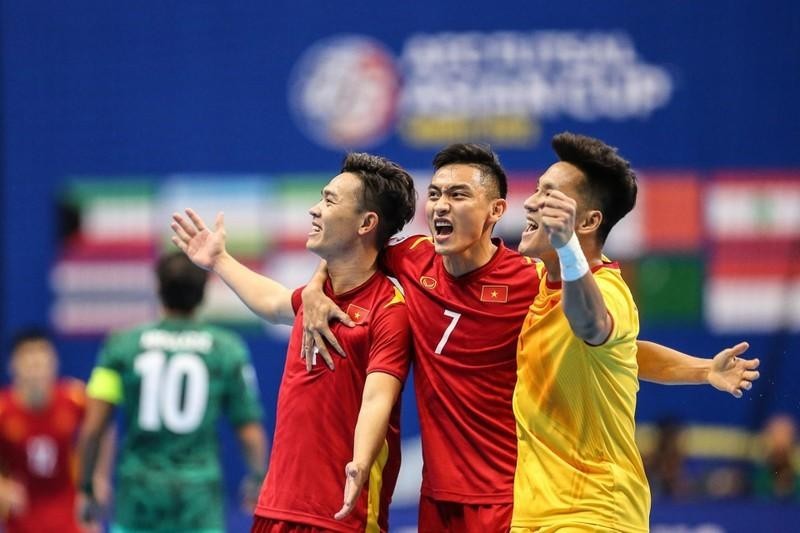 Vietnamese futsal players celebrate their victory. (Photo: VFF)