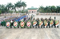 Cambodia’s royal army offer incense to fallen Vietnamese volunteers