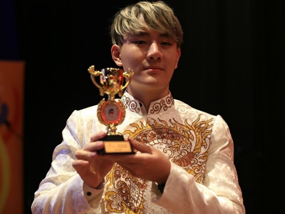 vietnamese singer awarded golden trophy in malaysia