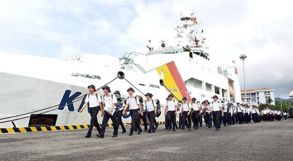 delegations set sail for truong sa archipelago for tet festival