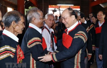 PM presents Tet gifts to disadvantaged ethnic minority people