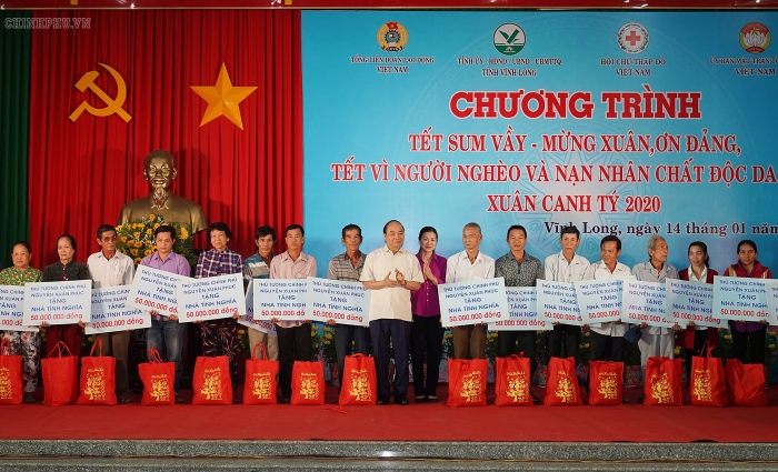 pm shares tet joy with workers disadvantaged people in vinh long