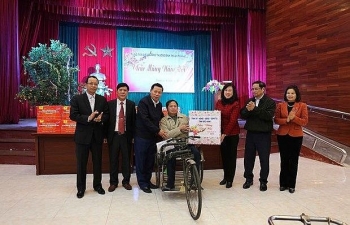 Party official presents Tet gifts to wounded soldiers in Bac Ninh