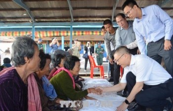 PM’s gifts granted to needy Vietnamese, Cambodian families