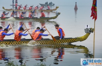 Ha Noi's first ever dragon boat race