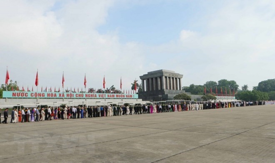 over 47000 people visit ho chi minh mausoleum during tet