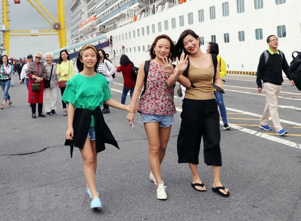 da nang serves nearly 329000 visitors during tet