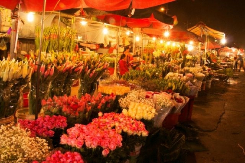 ha noi flower market among top spots for lunar new year celebrations cnn
