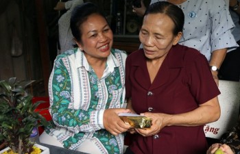 Cambodian delegation visits former volunteer Vietnamese soldier