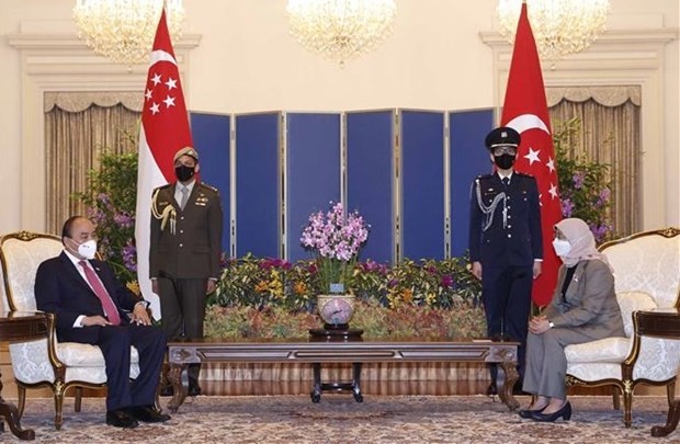At the meeting between President Nguyen Xuan Phuc and his host Singaporean counterpart Halimah Yacobh (Photo: VNA)