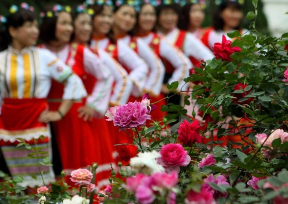 thousands of people join bulgarian rose festival in ha noi