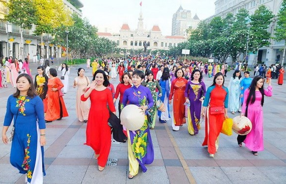 Over 100,000 people join HCM City Ao Dai festival’s activities
