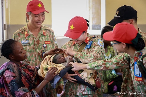 Vietnamese “blue beret” doctors help raise South Sudanese women's awareness of health care