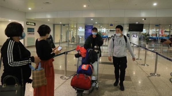 Third flight carrying Vietnamese in Ukraine lands in Ha Noi