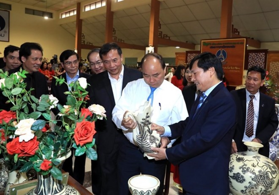 prime minister makes surprise visit to chu dau ceramic village