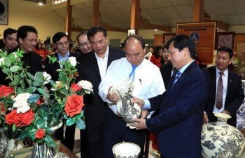Prime Minister makes surprise visit to Chu Dau ceramic village