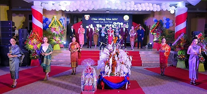lao students in thua thien hue celebrate bunpimay festival