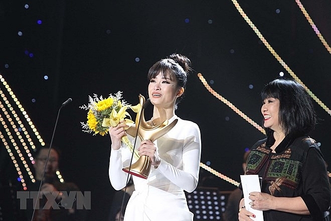 dong nhi wins devotion award for singer of the year