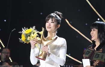 Dong Nhi wins Devotion Award for Singer of the Year