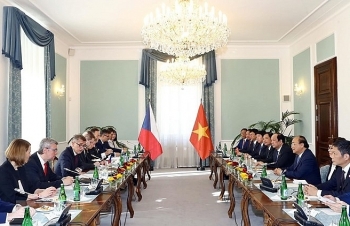 PM Phuc holds talks with Czech counterpart
