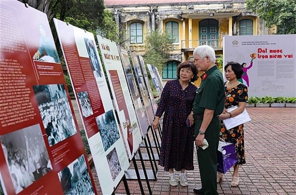 Ha Noi photo exhibition celebrates National Reunification Day