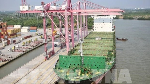 Vietnamese, French firms launch joint venture providing barge services