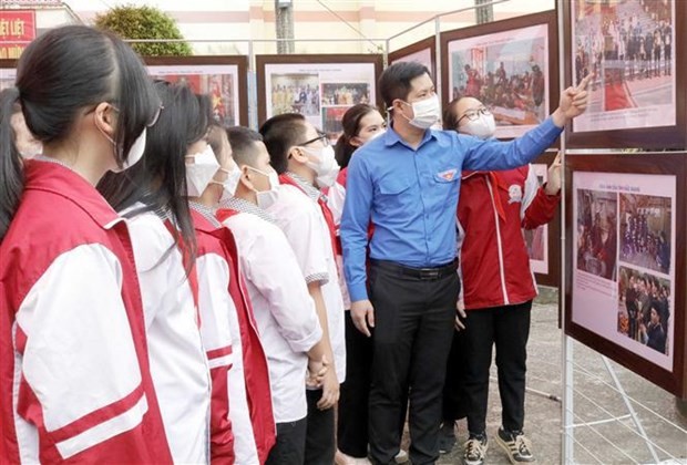 Students come to the exhibition (Photo: VNA)