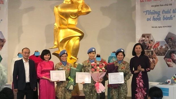 Peacekeeping officers present souvenirs to Vietnam Women's Museum