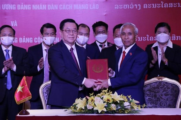 Vietnamese, Lao Party commissions foster cooperation