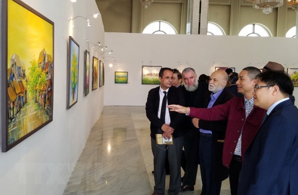 vietnamese contemporary paintings exhibited in algeria