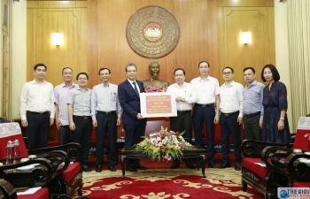 Deputy FM Dang Minh Khoi handed 4.6 billion VND of Overseas Vietnamese to support COVID-19 fight in homeland