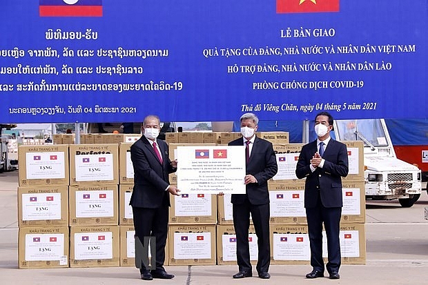 Vietnam provides support for Laos in COVID-19 fight