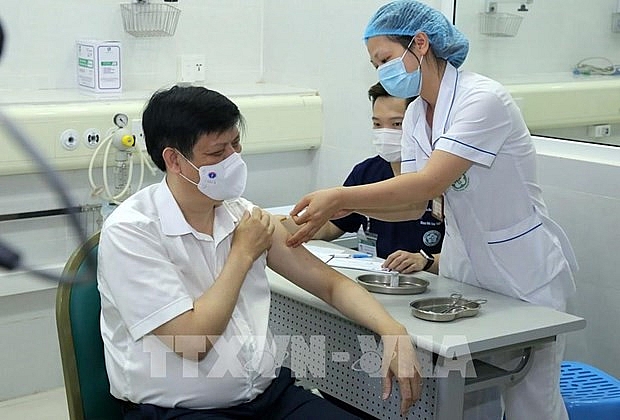 Minister of Health Nguyen Thanh Long receives COVID-19 AstraZeneca vaccine on May 6 morning. (Photo: VNA)