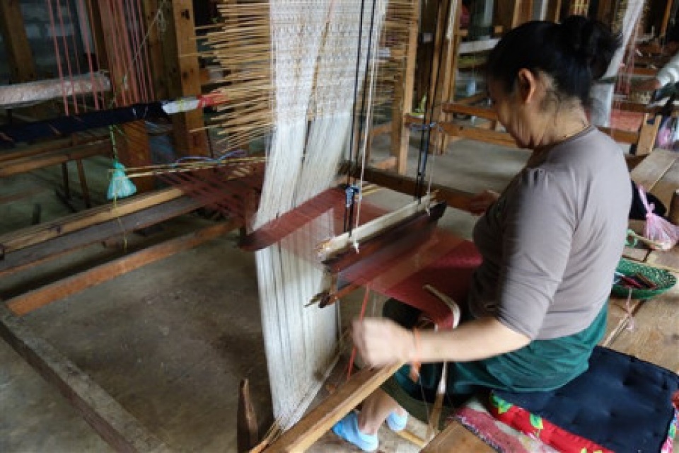 efforts needed to preserve lao peoples brocade weaving