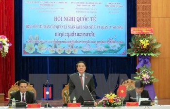 VN, Laos discuss budget, public debt management decentralization