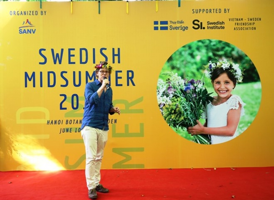 friendly exchange held to mark swedens mid summer day