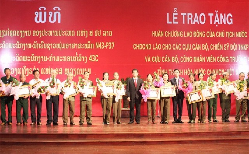 lao order presented to thanh hoa volunteer soldiers