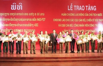 Lao order presented to Thanh Hoa volunteer soldiers