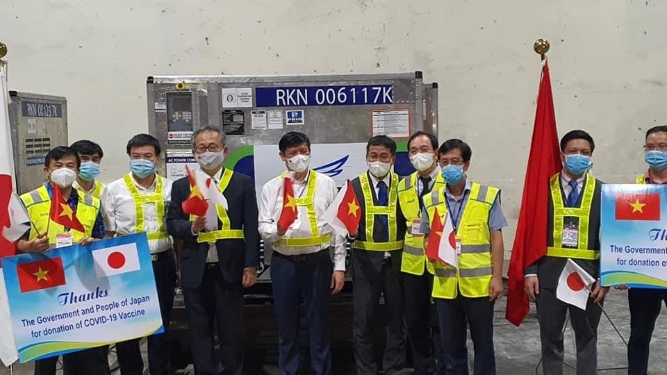 One million doses of AstraZeneca COVID-19 vaccine donated by the Japanese Government arrive at Noi Bai International Airport in Ha Noi late Wednesday night