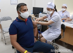 Fifty foreign reporters in Viet Nam get vaccinated against COVID-19