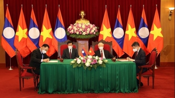 Top Vietnamese, Lao leaders witness signing of bilateral cooperation pacts