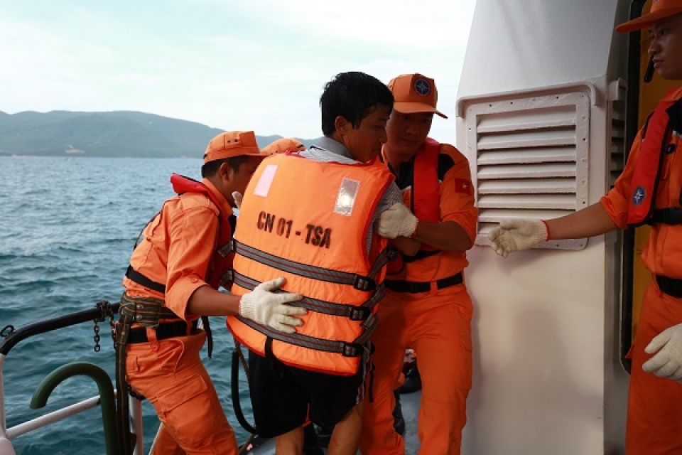 injured chinese sailor brought to mainland for treatment