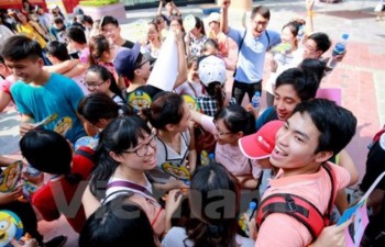 Hanoians give out free hugs to share love in Int’l Free Hugs Day