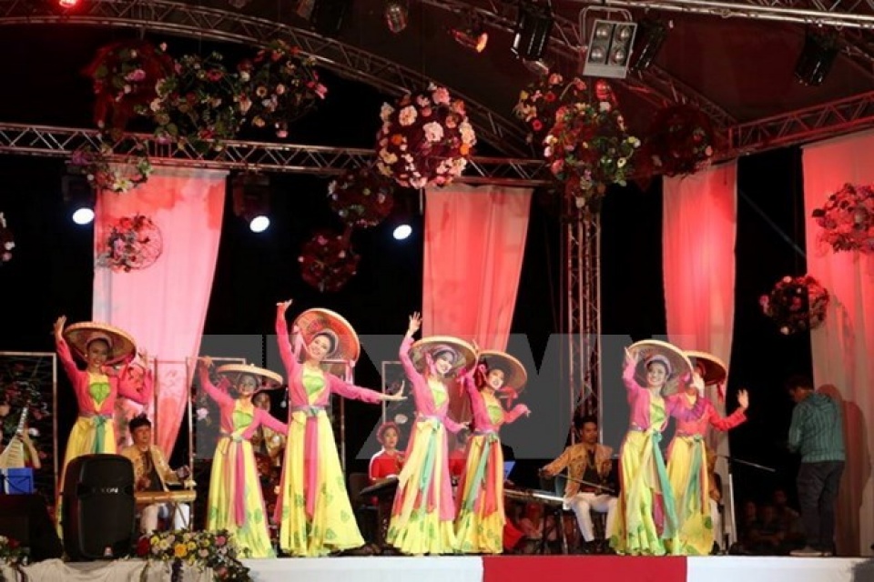 vietnamese performers take stage at intl folklore festival