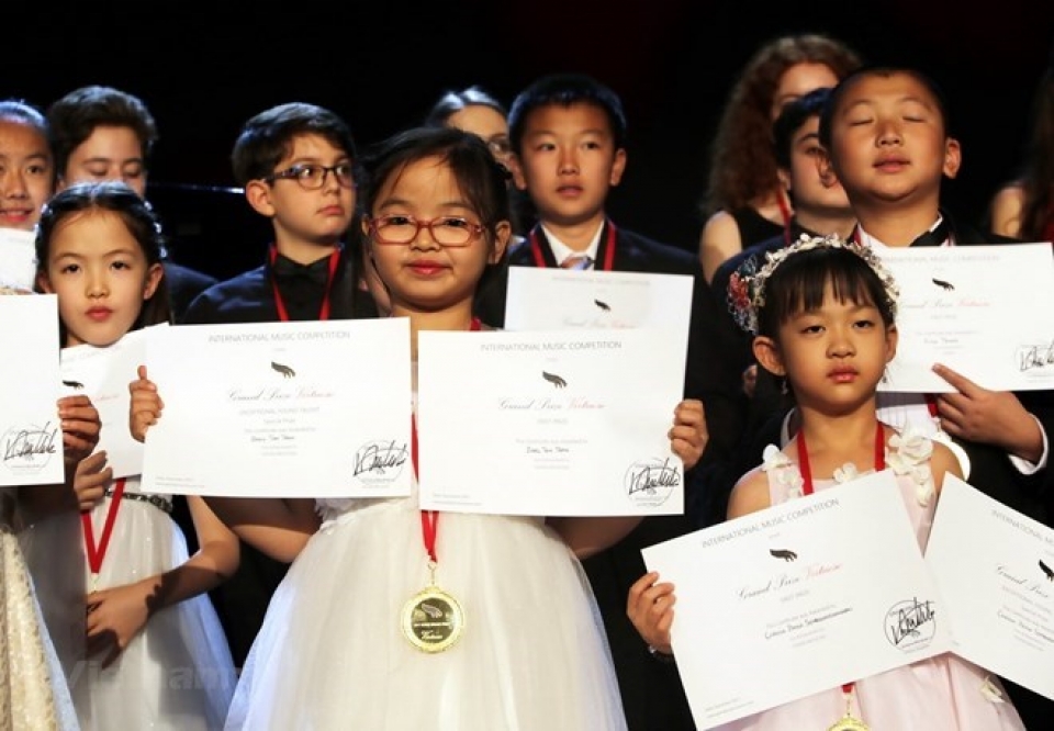 vietnamese girl wins first prize at intl piano contest in us