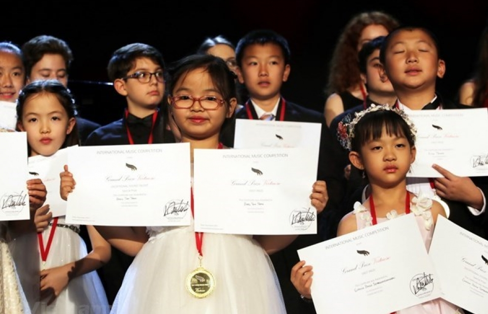 Vietnamese girl wins first prize at int’l piano contest in US
