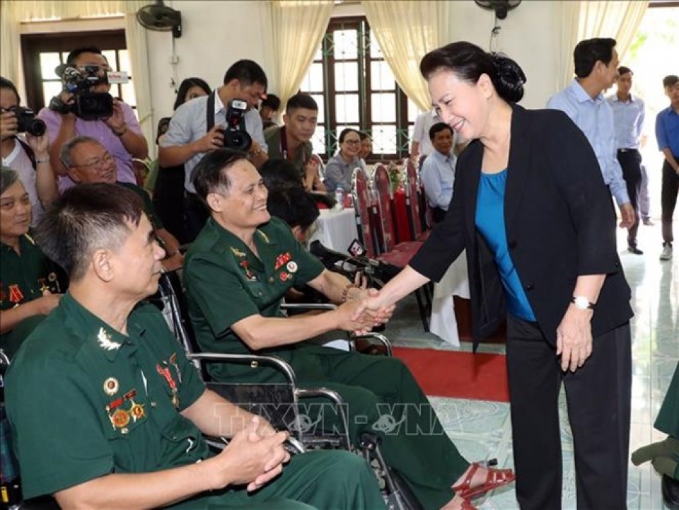 na chairwoman presents gifts to war invalids in ha nam