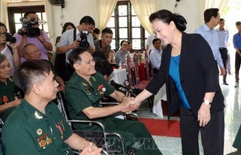 NA Chairwoman presents gifts to war invalids in Ha Nam